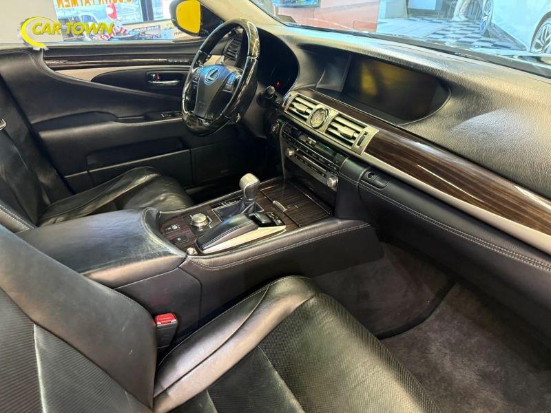 Vehicle photo 27