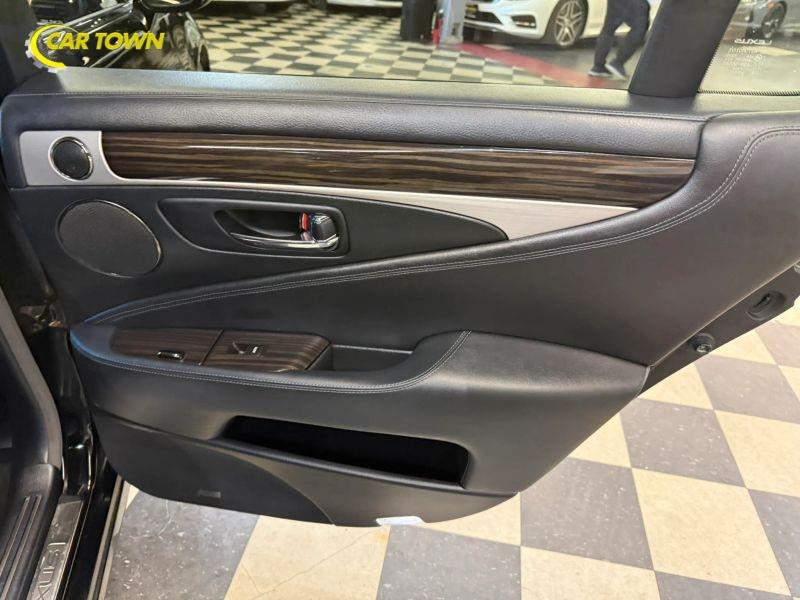 Vehicle photo 30
