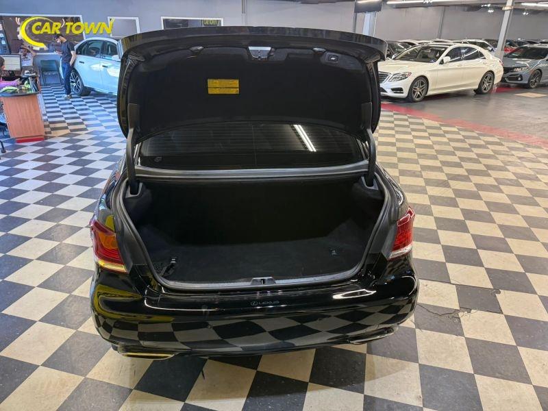 Vehicle photo 33