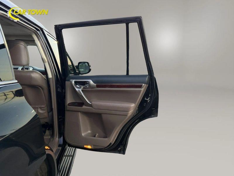 Vehicle photo 23