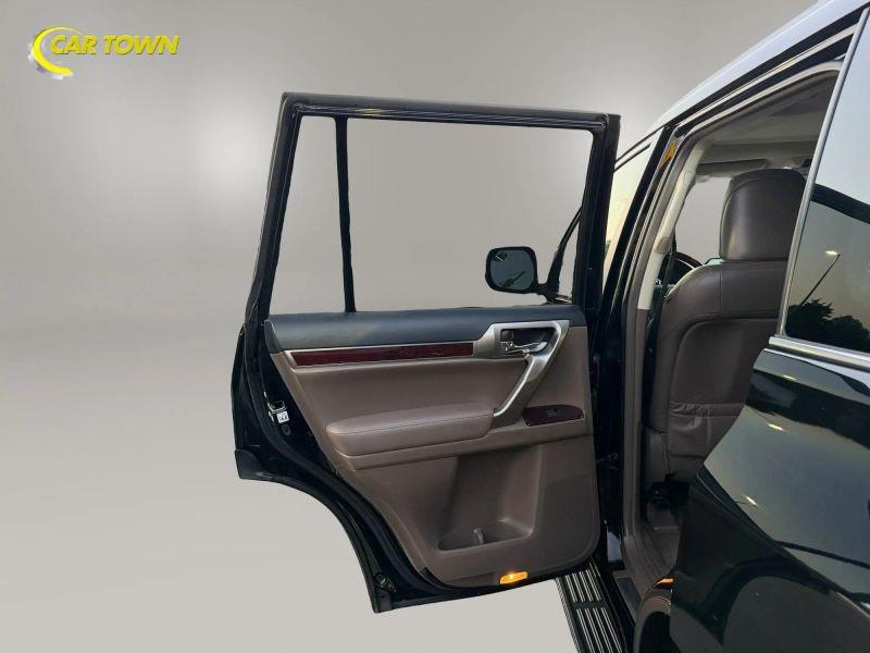 Vehicle photo 25