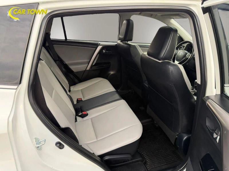 Vehicle photo 24
