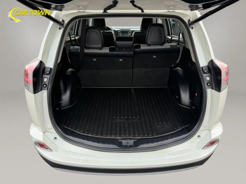 Vehicle photo 26