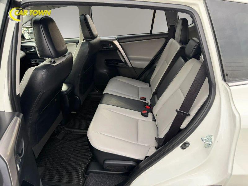 Vehicle photo 28