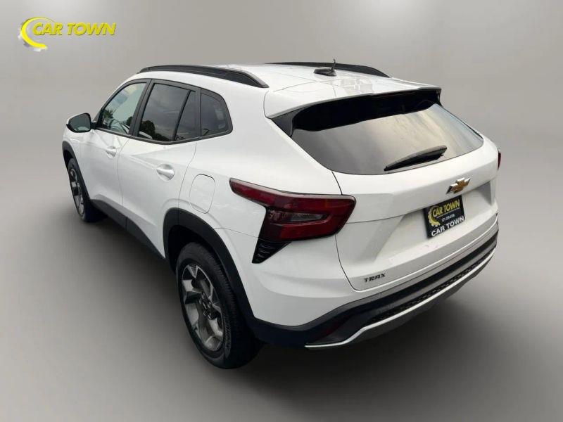 Vehicle photo 12