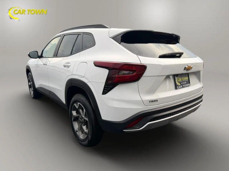 Vehicle photo 13