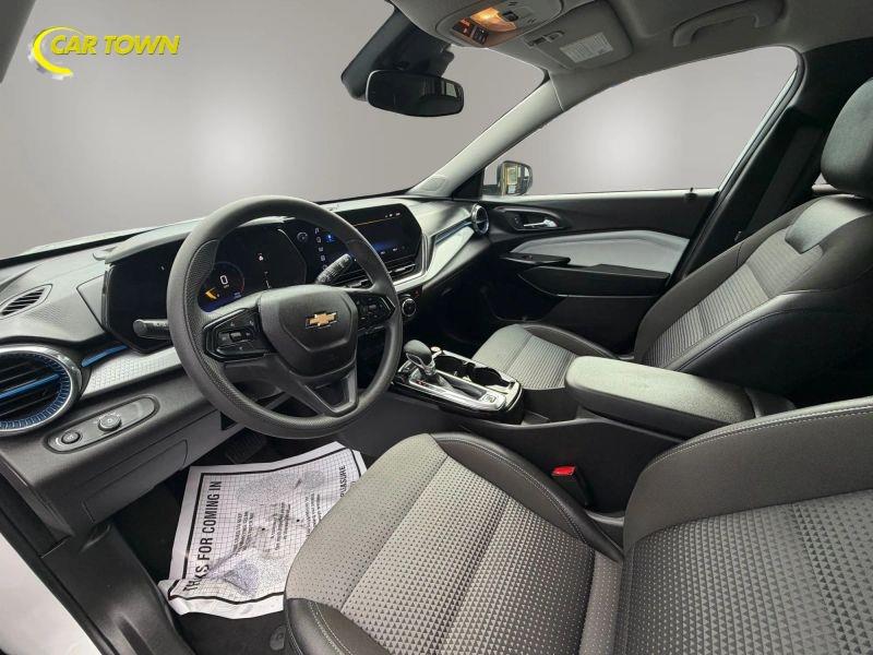 Vehicle photo 16