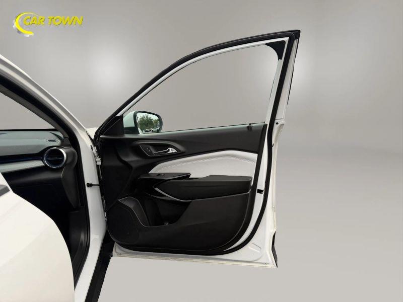 Vehicle photo 21