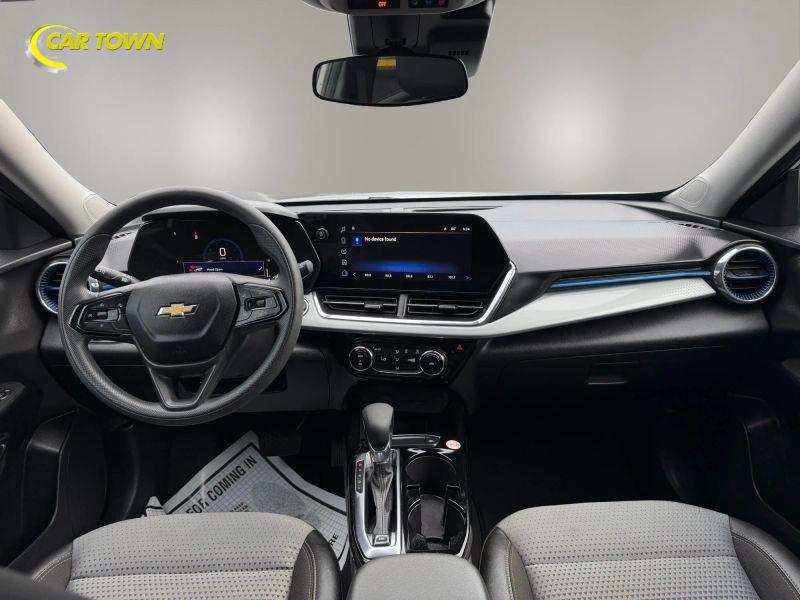 Vehicle photo 30