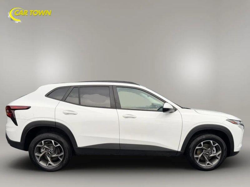 Vehicle photo 7