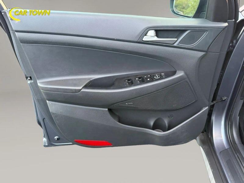 Vehicle photo 17