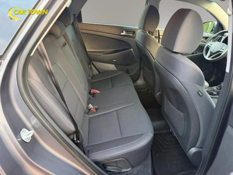 Vehicle photo 24