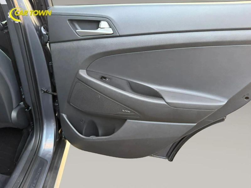 Vehicle photo 25
