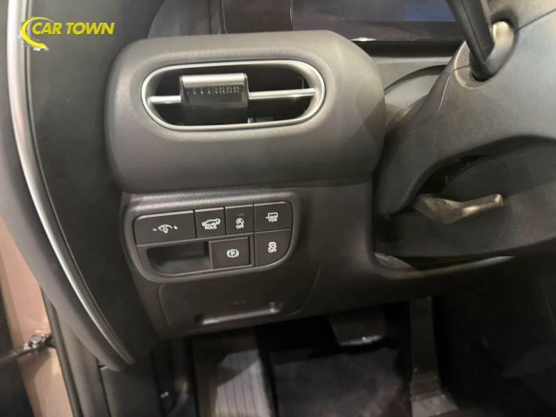 Vehicle photo 19