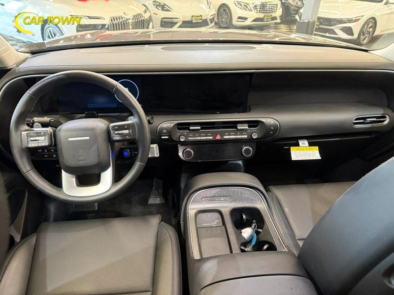 Vehicle photo 24