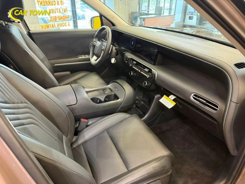 Vehicle photo 25