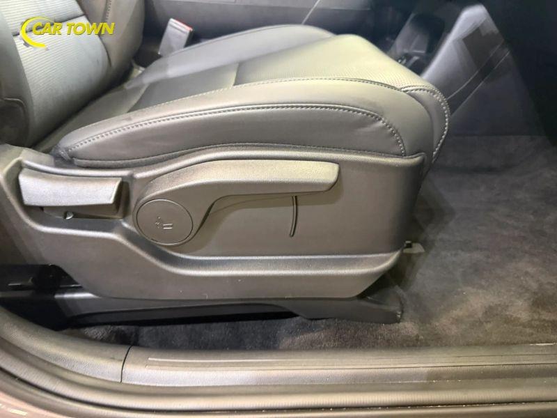 Vehicle photo 27