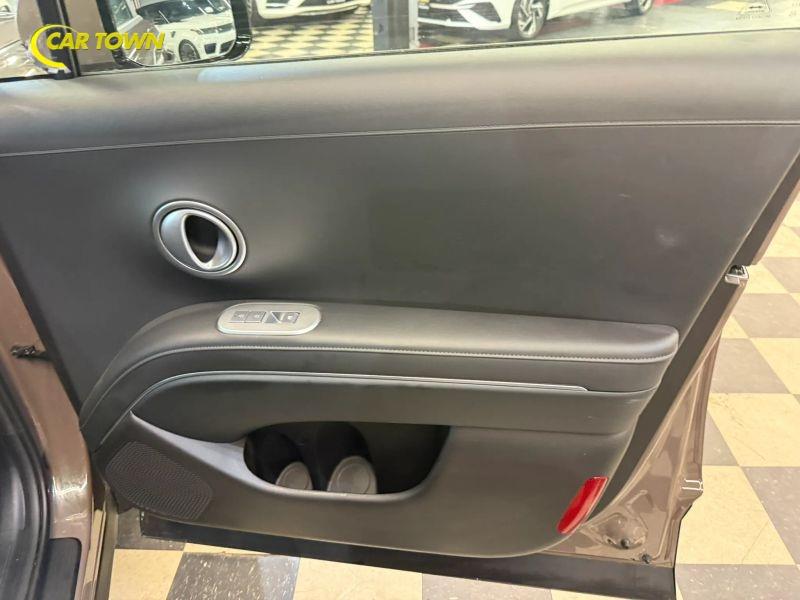 Vehicle photo 28