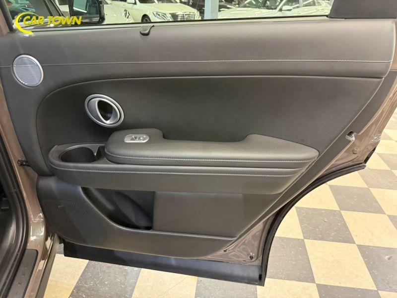 Vehicle photo 30