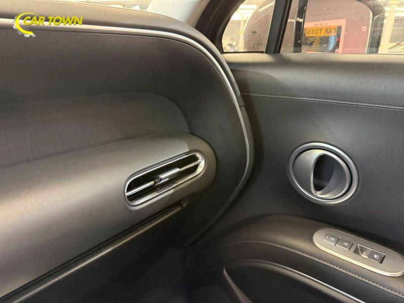 Vehicle photo 41