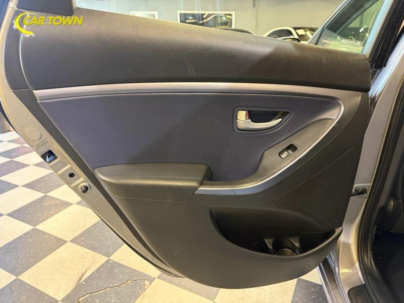 Vehicle photo 30
