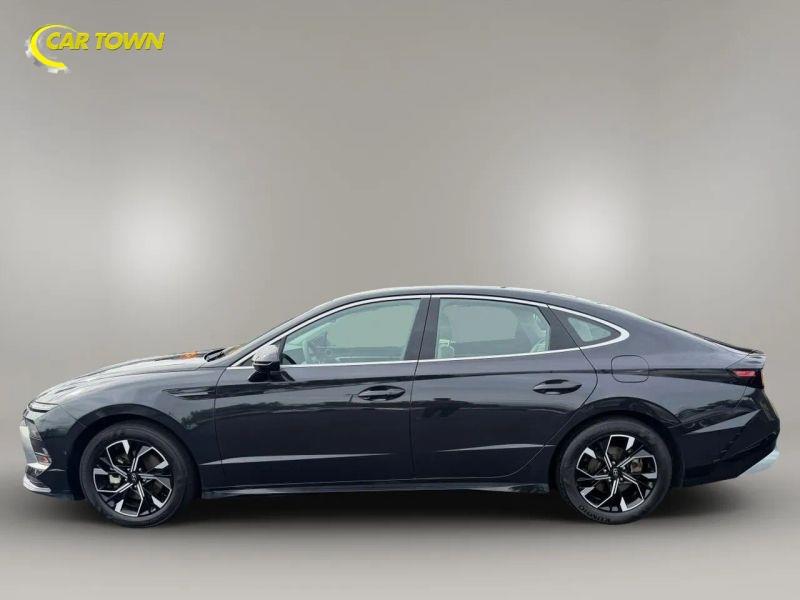 Vehicle photo 12