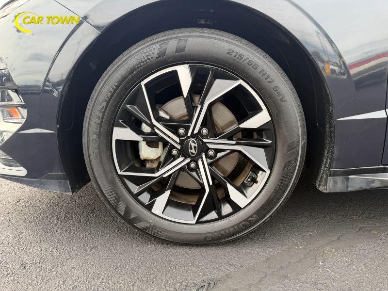 Vehicle photo 13
