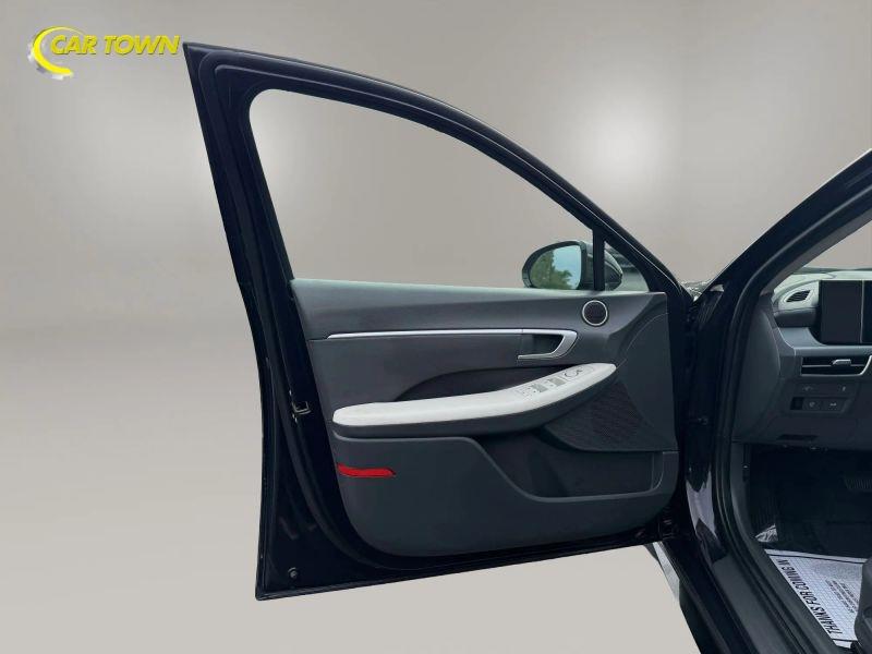 Vehicle photo 16