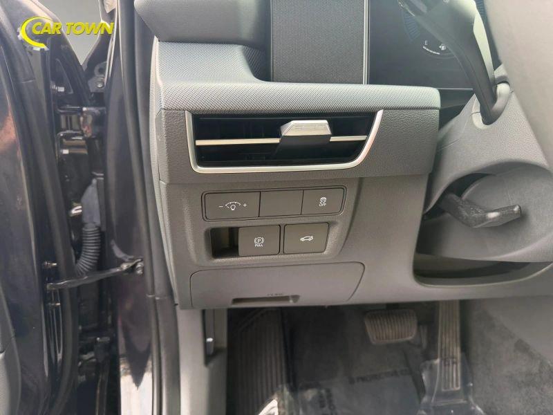Vehicle photo 18