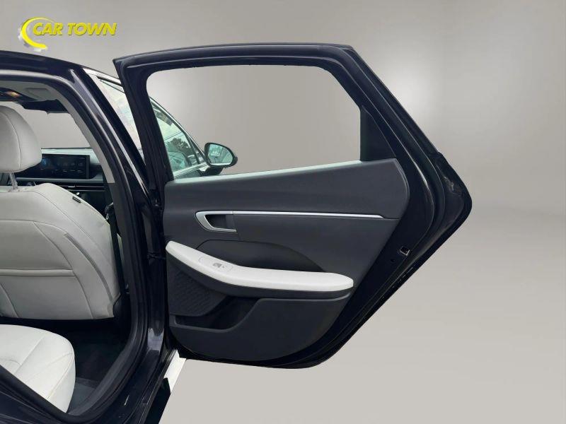 Vehicle photo 23