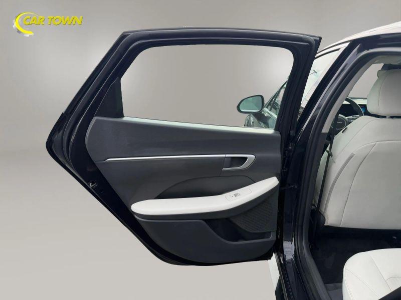 Vehicle photo 25