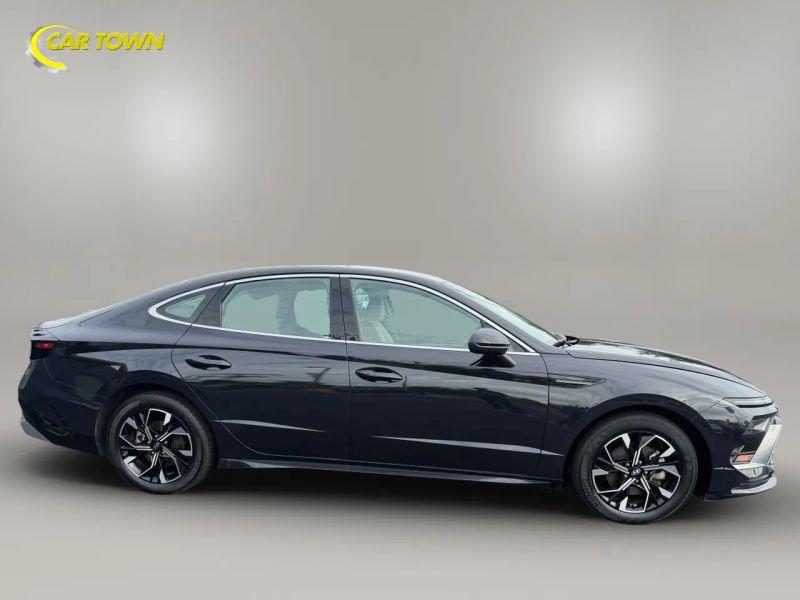Vehicle photo 7