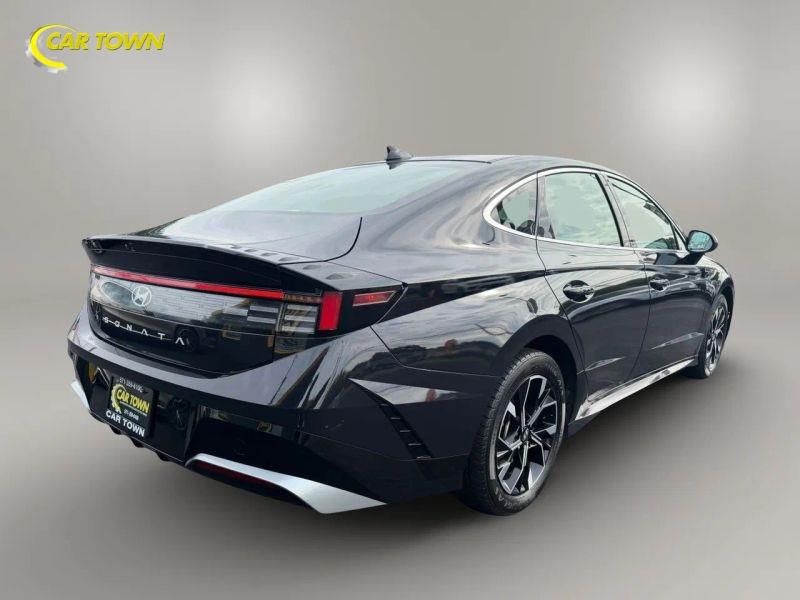 Vehicle photo 9
