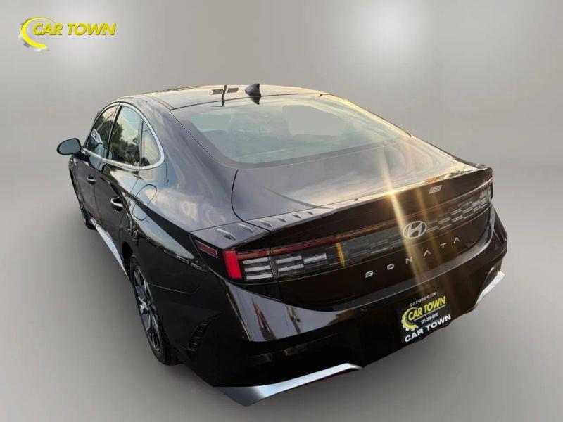 Vehicle photo 12