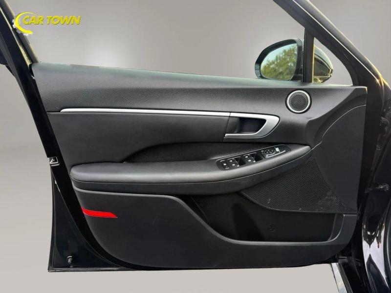 Vehicle photo 19