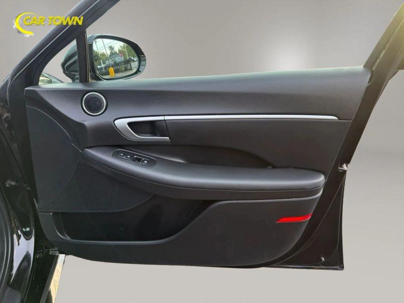 Vehicle photo 30