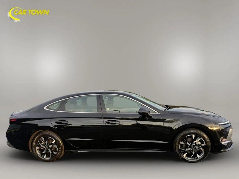 Vehicle photo 7