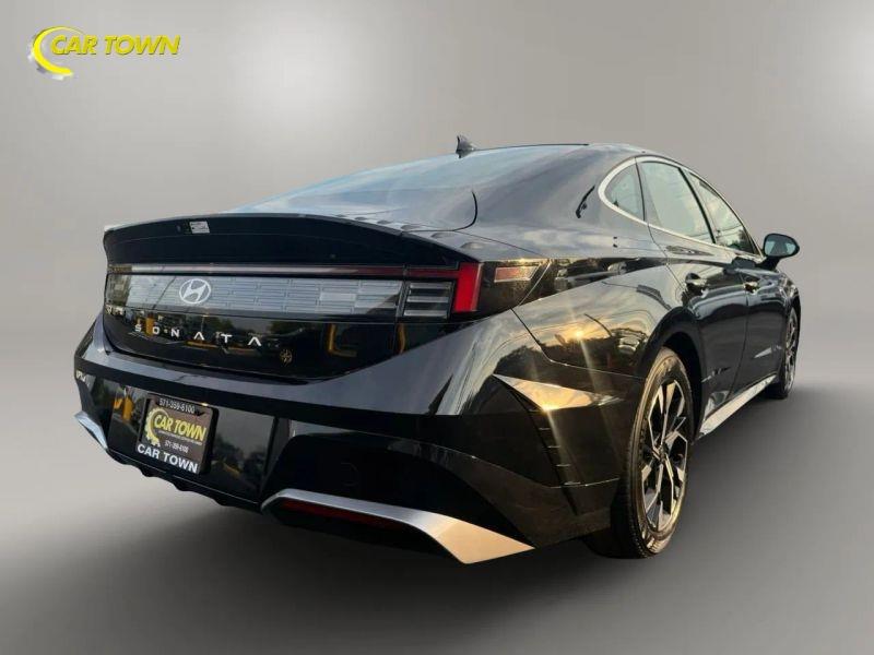 Vehicle photo 9