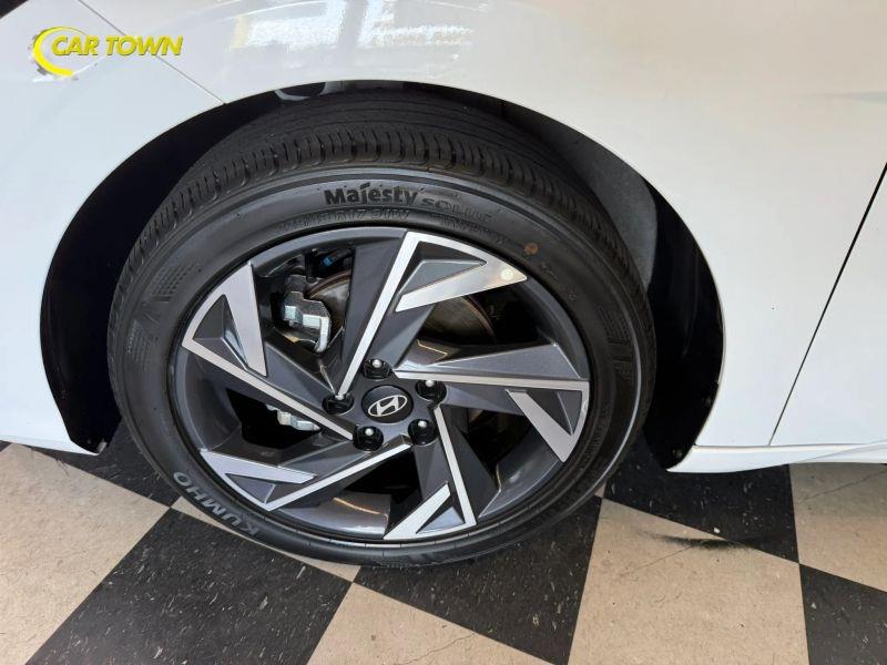 Vehicle photo 13