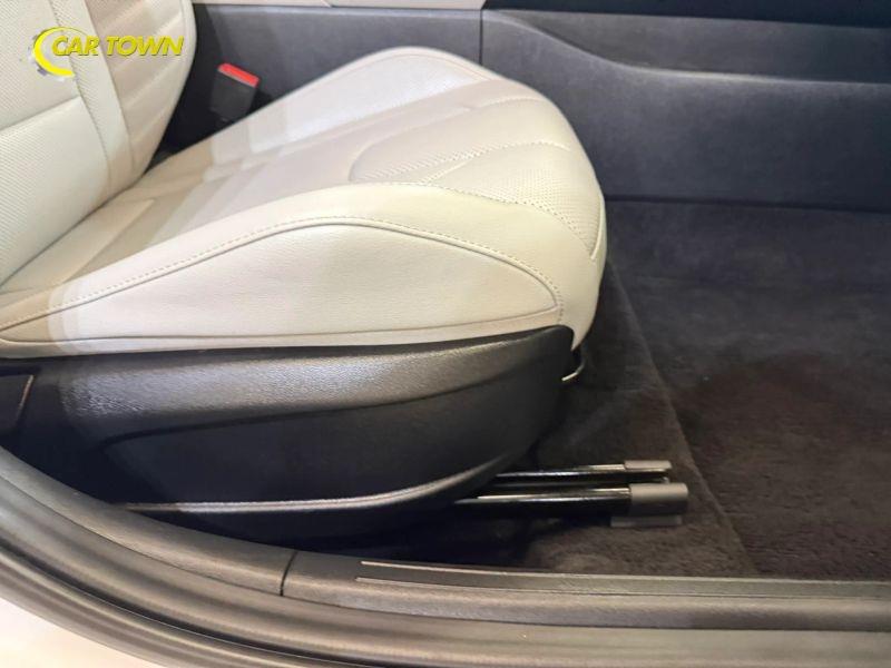Vehicle photo 24