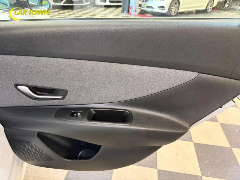 Vehicle photo 25