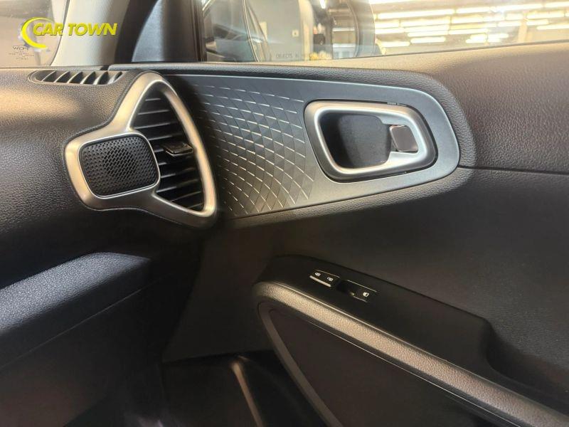 Vehicle photo 22