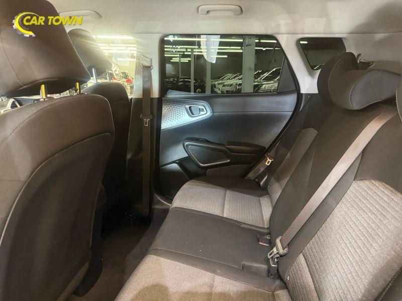 Vehicle photo 28