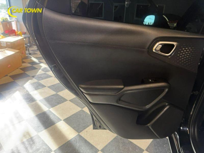 Vehicle photo 29