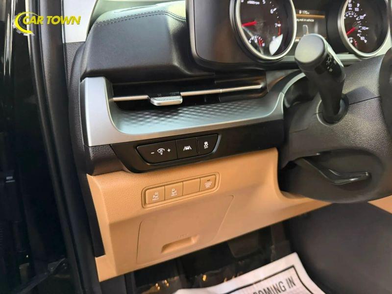 Vehicle photo 19