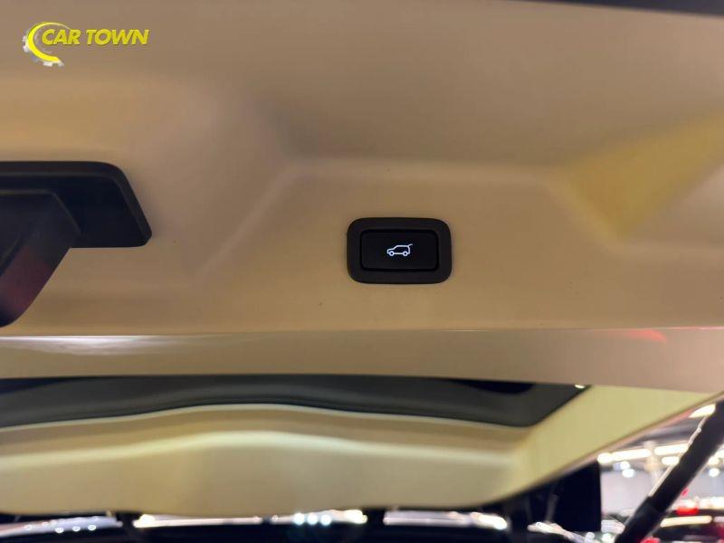 Vehicle photo 26