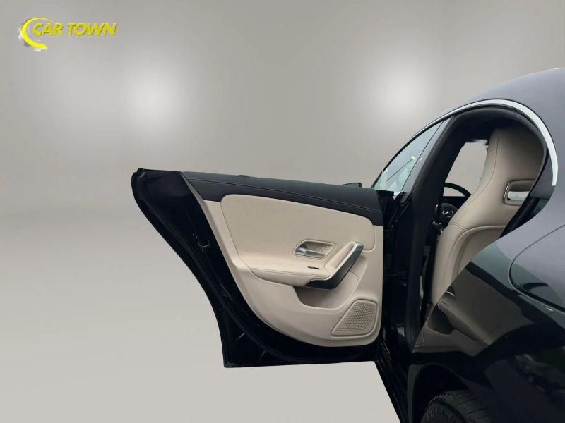 Vehicle photo 19