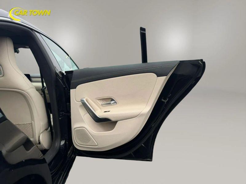 Vehicle photo 24