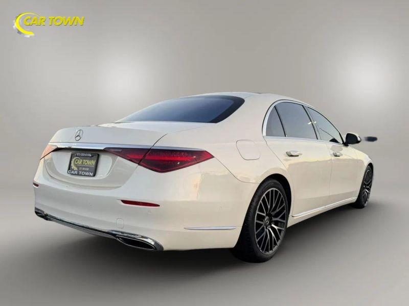 Vehicle photo 9