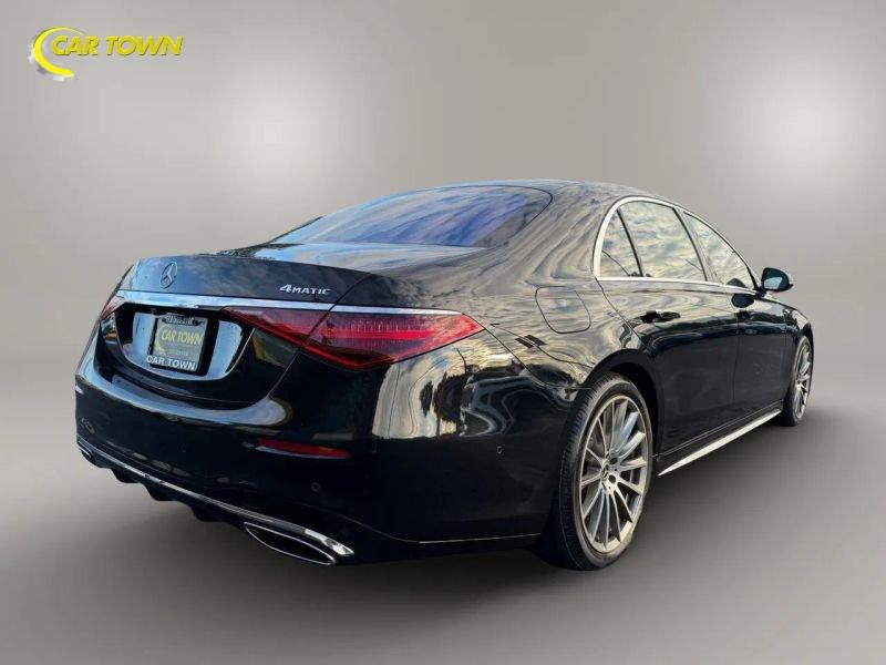 Vehicle photo 9